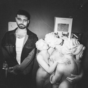 Beton.Hofi Instagram - HOLNAP MEGÁLLNAK AZ ÓRÁK feat. @laura_suli  x @hundred_sins x @dombeats_ 
PRE-SAVE 🌐 BIO