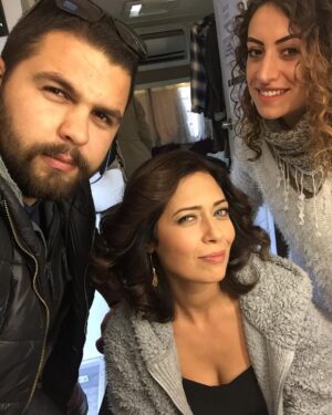 Betül Çobanoğlu Instagram - Birazdan #aşklaftananlamaz  başlıyoooor #deryasarsılmaz yine kötülük saçıyoooorrr😏😎😈 #çokgeç @murateyupogluu 😘 @aysegulloztrkk 😘