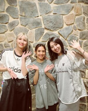Beverly Instagram - 「CANTABILE」を観にきてくれたみなさん
ありがとうございました！

I’m so happy that I got to do this with these lovely and talented ladies! 
お2人のライブも観させてもらって、気分がすごく盛り上がった！💯
2人とも優しくて、今日の楽屋は明るかった！☺️

そして今日初めて @julie_official6881 と生ライブをしたけど、最高に楽しかった！I had so much fun doing live with you! 
サポートしてくれてありがとう！
最後の曲はダンスまでやってくれてありがとう！🤣

あー楽しかったっ！😌
Thank you, みんな🫶