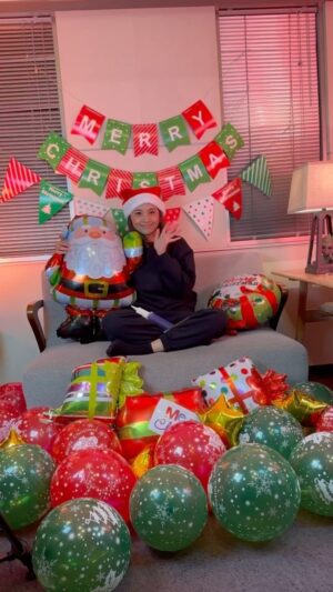 Beverly Instagram - Merry Christmas everyone! 🎅🥳