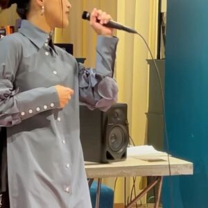 Beverly Instagram - Got the chance to sing at my friend’s exhibition! So much fun! I sang with @kenichirowadadayo ‘s guitar accompaniment! 🤩🤩

👔 @languageofflower_ 
👖 @am3official
