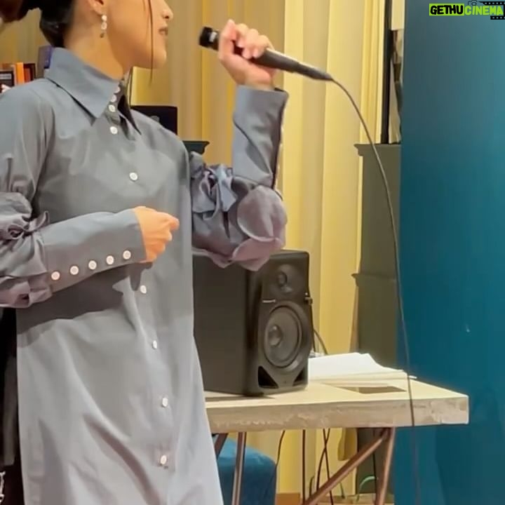 Beverly - 704 Likes - Got the chance to sing at my friend’s exhibition! So much fun! I sang with @kenichirowadadayo ‘s guitar accompaniment! 🤩🤩
👔 @languageofflower_
👖 @am3official