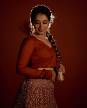Bhama Arun Instagram - लाल ❤️

Photography : @merin__georg 
Styling : @amritha_lakshmi___  @ka_couture_ 
Mua : @sreegeshvasan_makeupartist 
Skirt : @ghaghra_wedding_rentals 
Blouse : @eera_design_couture 
Jewellery : @anokhi_priyakishore 
Vedio : @dink4n 
Studio : @tinyturtle.media 
Special thanks : @vishnu.chandrabose