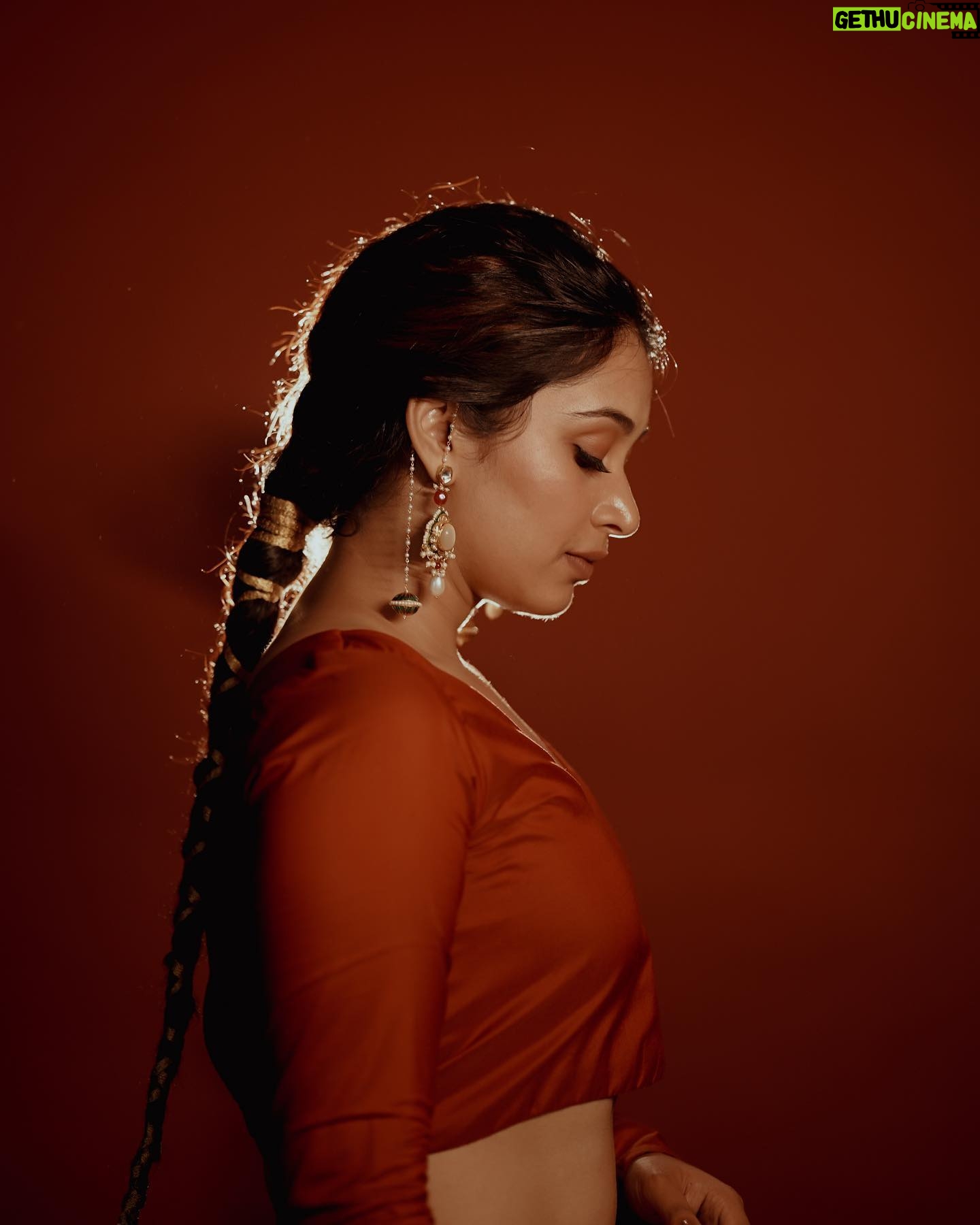 Bhama Arun - 2.4K Likes - लाल ❤️
Photography : @merin__georg
Styling : @amritha_lakshmi___ @ka_couture_
Mua : @sreegeshvasan_makeupartist
Skirt : @ghaghra_wedding_rentals
Blouse : @eera_design_couture
Jewellery : @anokhi_priyakishore
Vedio : @dink4n
Studio : @tinyturtle.media
Special thanks : @vishnu.chandrabose