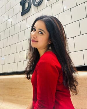 Bhama Arun Instagram - മദനേട്ടനെ കണ്ടോ????? 
#madanolsavammovie in theatres near you 😍🤩
Happy vishu ❤️
#alice#bhamaarun #madanolsavammovie #surajvenjaramoodu #vishu