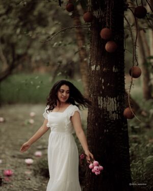 Bhama Arun Instagram - she's flower-sweet and fire-wild 🔥
.
.
💃 @bhama.arun 
💆‍♀️ @renjithrajmakeupartist 
#vishnuraveendranphotography 
#shononnikon #aesthetic