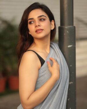 Bhavya Trikha Instagram - Eyes full of love 🤍
.
Costume- @shri_she