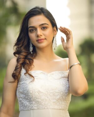 Bhavya Trikha Instagram - A fairlytale evening ! 
#IdiMinnalKadhal Audio Launch ❤️
.
Styled by @indu_ig 
Wearing @yaradesigners 
Makeup @jiyamakeupartistry 
Photography @prasami_photography
Hairstyle @keerthana_makeup_and_hair
