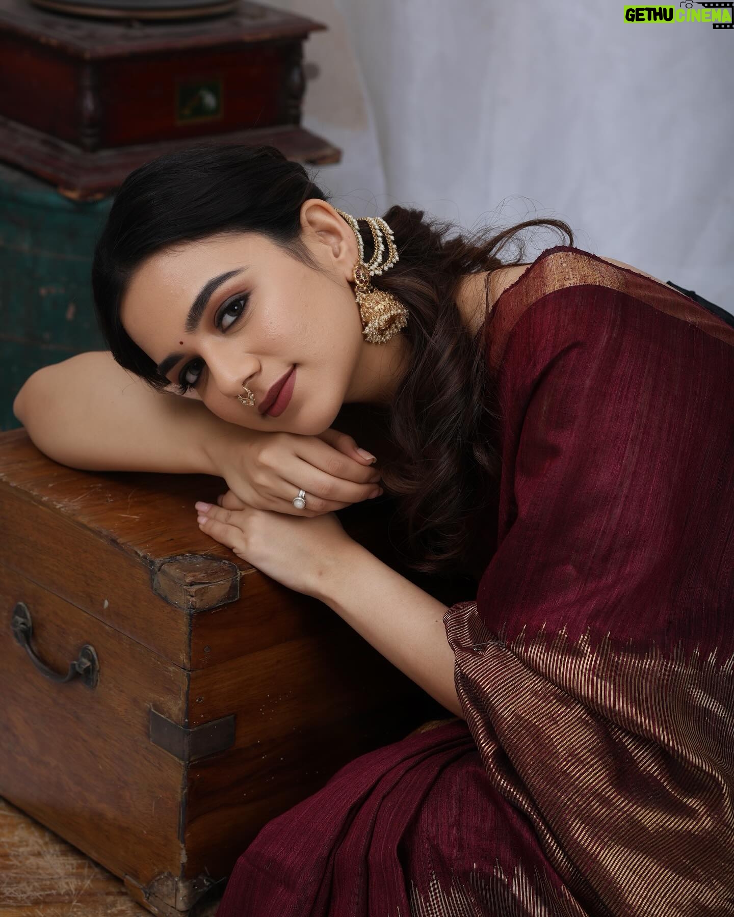 Bhavya Trikha - 84.5K Likes - Classic elegance never fades 🥻🪕
.
#vintagevibes