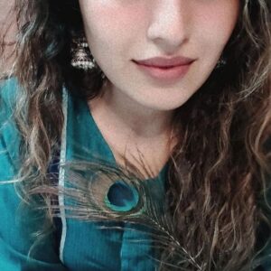 Bhumi Rajgor Instagram - Jab saamne tum aa jaate ho..
.
.
.
#gulzar #poetry #rekha #instareels #instagram #indianlook #bindi #jhumkas #peacock