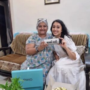 Bhumi Rajgor Instagram - 1,8 मेरी बेथडे था 🤗દિલથીthankyu ભૂમિ myફેવરિટ ગીફ્ટઆપીને મન જીતી લીધું ❤️🤗🙏🙌#jassidadikimoj #jassidadi #reelsinstagram