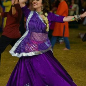 Bhumi Rajgor Instagram - Garba sambhdaay ne maru mann mor bani thangaat kare 💜
.
.
📷 @just_best_pictures 
🎥 @pra_shant18 
🎤 @krishna_engineer 
Garba @foodaholics.og
.
.
#garba #navratri #loveforgarba #lovefordance #garbalover #garbalove #gujarat #gujarati #purple #silverjewellery #peacock #heench