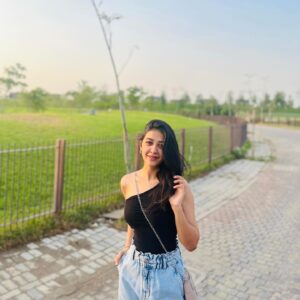 Bhumika Barot Instagram - 🌞 🪴 🖤