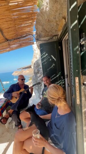 Biagio Antonacci Instagram - “Serenata a Palmarola“
Demetrio “Pazzo di Lei“ mi ha chiesto di cantare per Ginevra ed io ho cantato per loro.

#BiagioAntonacci #DemetrioZicchieri #GinevraSpadoni #PazzodiLei #Palmarola @arven.g