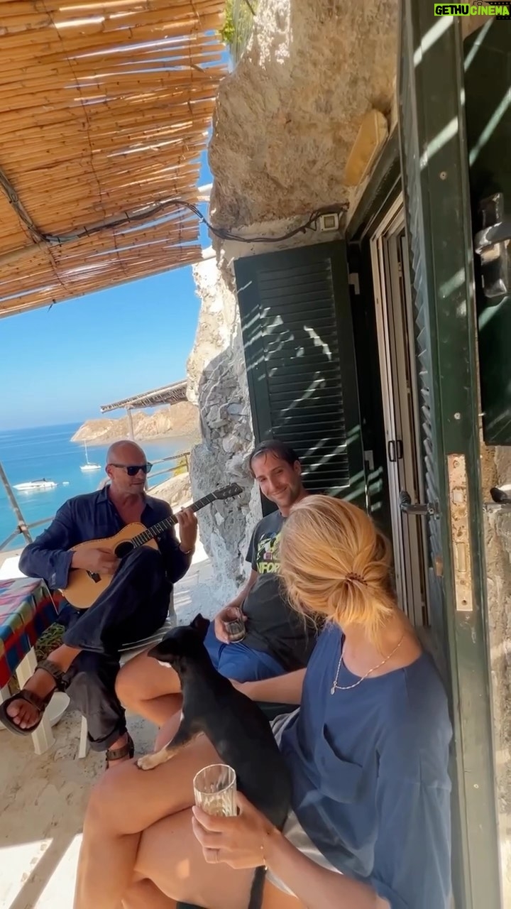 Biagio Antonacci - 35.3K Likes - “Serenata a Palmarola“
Demetrio “Pazzo di Lei“ mi ha chiesto di cantare per Ginevra ed io ho cantato per loro.
#BiagioAntonacci #DemetrioZicchieri #GinevraSpadoni #PazzodiLei #Palmarola @arven.g