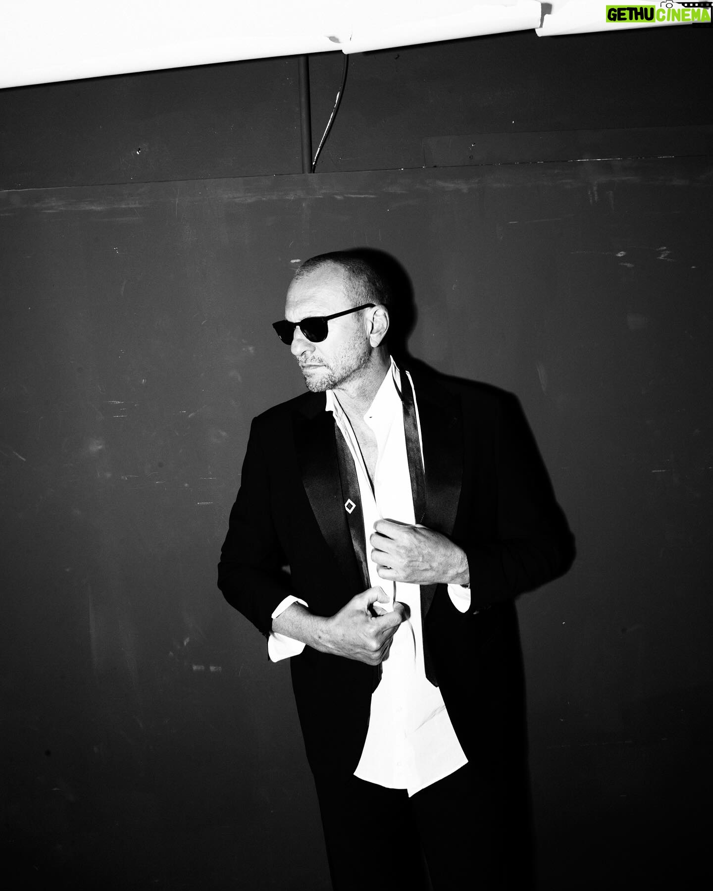 Biagio Antonacci - 15.7K Likes - Cambia, come tutto cambia
Vivi, come tutto vive
Sbaglia e ricuci, di solito il coraggio ti bacia.
L’inizio è il mio desiderio e mi auguro di viverlo con te.
#biagioantonacci #Linizio
