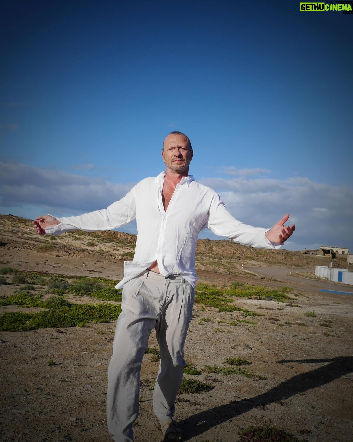 Biagio Antonacci - 23.8K Likes - Dimmi di lei o portala via
Dimmi di lei, mi guarda dentro
Dimmi di lei, è vita, è vita
Dimmi di lei