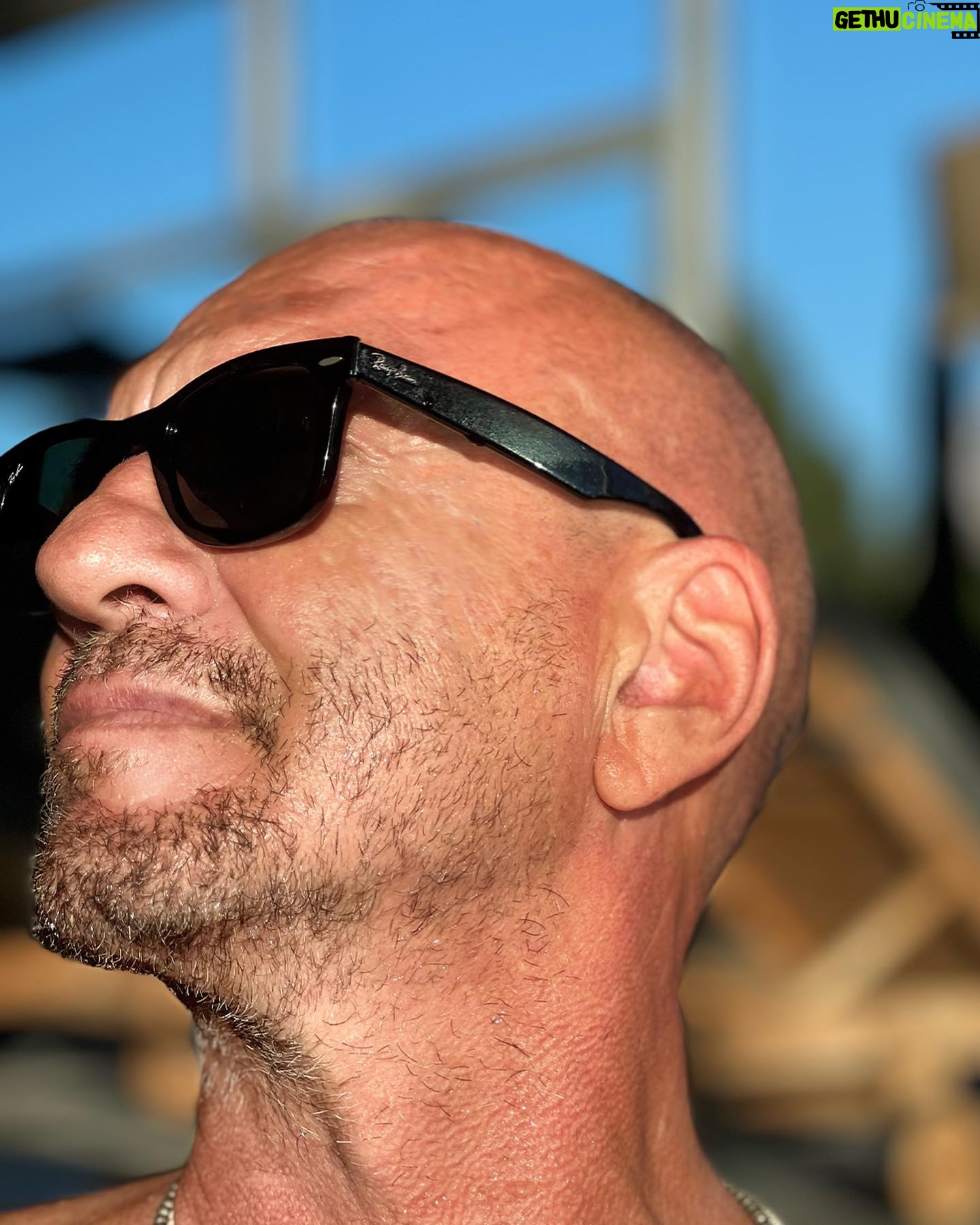 Biagio Antonacci - 23.9K Likes - L’idea del tempo
Spaventa perché passa, ma spaventa anche perché resta solo …
Quello che resta.
Ci vediamo venerdì 15 settembre all’Arena di Verona per il @timmusicawardsofficial_ !
#TimMusicAwards #vivilavventura