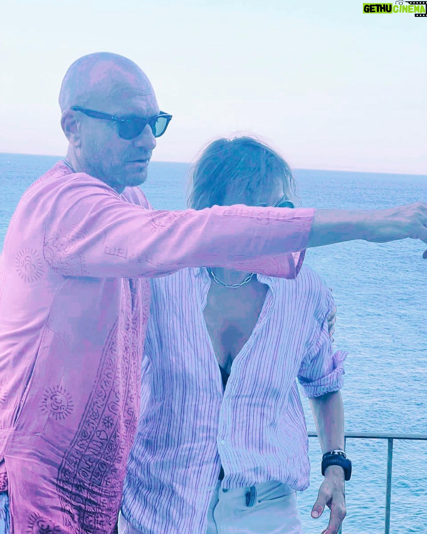 Biagio Antonacci - 38.3K Likes - Ho involontariamente coperto il viso di questa mia adorabile amica, la cantautrice rock per eccellenza anima senza paura e sempre diretta verso il cuore…
Condividere bene il poco tempo vale più di ogni momento buttato a caso.
W Gianna W Penelope ❤️❤️
#BiagioAntonacci #GiannaNannini #Isoladelba @officialnannini