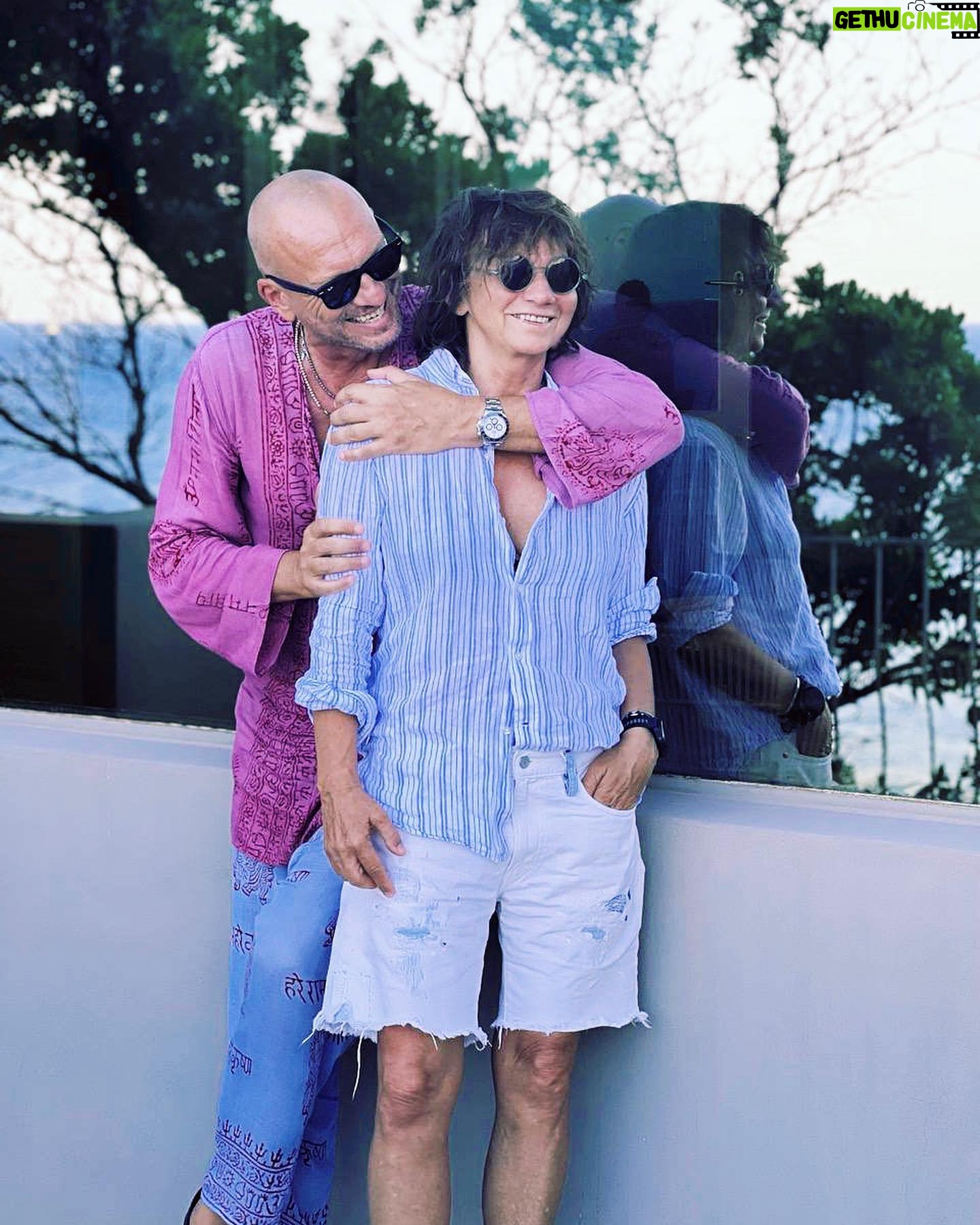 Biagio Antonacci - 38.3K Likes - Ho involontariamente coperto il viso di questa mia adorabile amica, la cantautrice rock per eccellenza anima senza paura e sempre diretta verso il cuore…
Condividere bene il poco tempo vale più di ogni momento buttato a caso.
W Gianna W Penelope ❤️❤️
#BiagioAntonacci #GiannaNannini #Isoladelba @officialnannini
