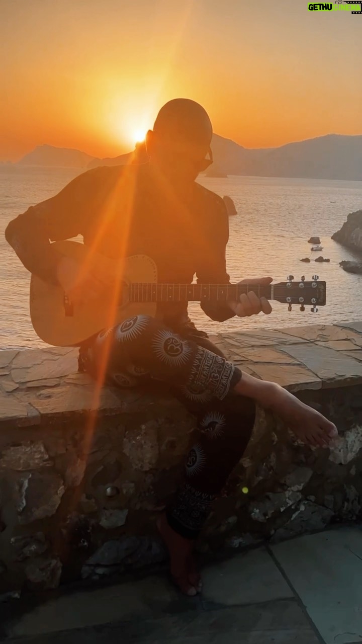 Biagio Antonacci - 22.2K Likes - Vedrai, vedrai
Vedrai che cambierà
Forse non sarà domani
Ma un bel giorno cambierà
@matalarica #BiagioAntonacci #LuigiTenco #VedraiVedrai #LiGalli #Positano