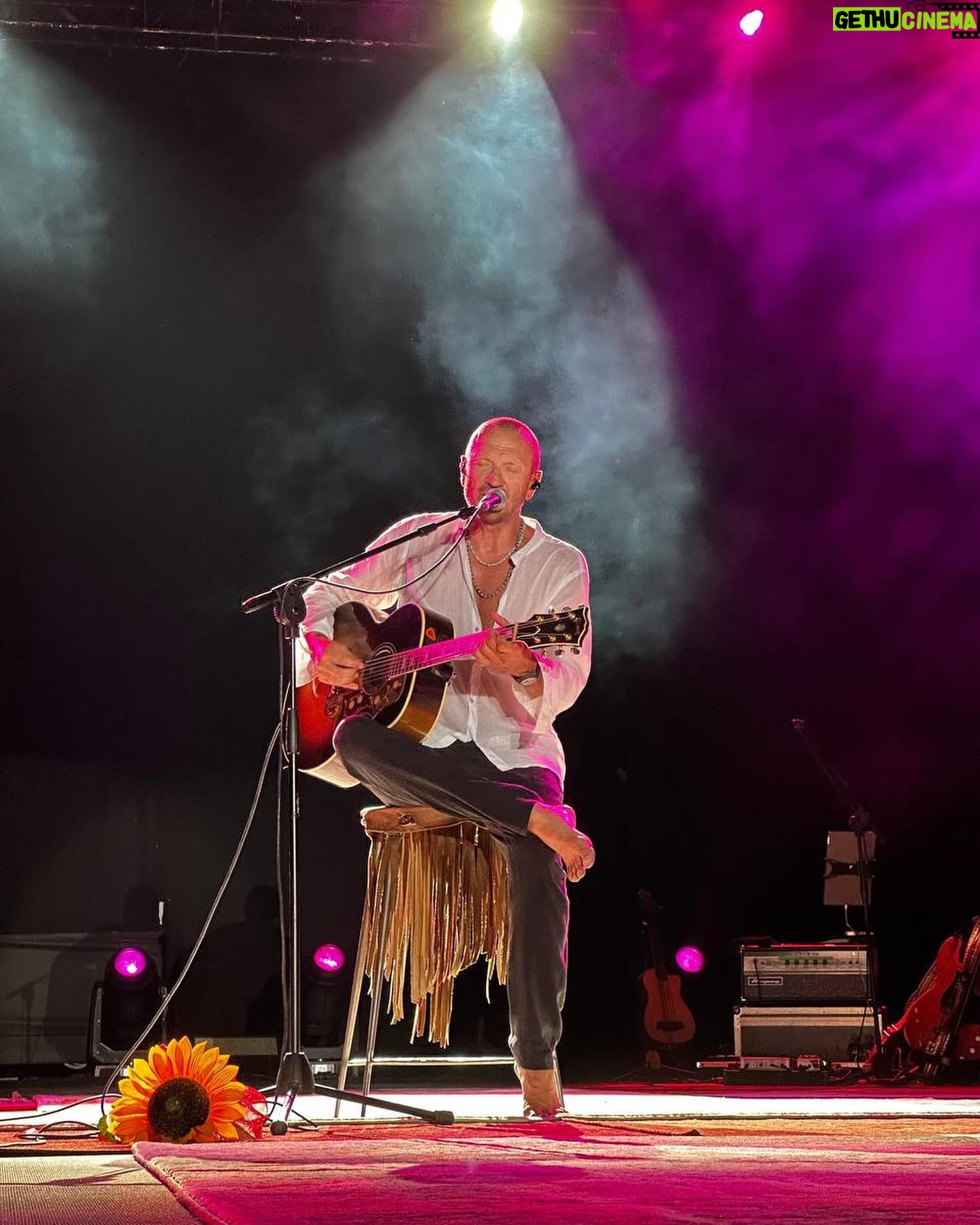 Biagio Antonacci - 27.8K Likes - Felice di suonare ancora, di esserci per stare insieme.
Siamo una cosa sola su quel palco … una cosa sola.
Biglietti disponibili su ticketone.it (link in Bio)