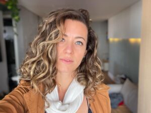 Bianca Muller Instagram - Que eu me lembre todos os dias o meu tamanho e minha potência. Que eu exista na inteireza do meu ser. Que eu assuma e aceite quem eu sou. Que me orgulhe todos os dias de minha caminhada. Que seja livre pra fazer minhas escolhas. Que voe alto. Que voe baixo. Que caminhe. Corra. Rasteje. Pule. Flutue… que eu me surpreenda dia após dias com a novidade do que é estar presente. Que eu explore. Comemore. Revigore meu existir!
Que essa seja minha oração de cada dia! E a sua também! Um beijo. Um chêro! Axé! Aho! Evoé! Amém!
Sextou🙏🏻👊🏻☀️💃🍀🌻