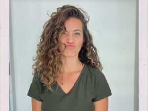 Bianca Muller Instagram - Sexta feira. 
Muitas faces e caretas. 
Nenhum sentido. 
Miopia e astigmatismo emocional. O coração é um músculo. 
Bora fortalecer. 
Sentindo. 
Sentir. 
Já é quase primavera. 
Semente.
Será que floresço também?!