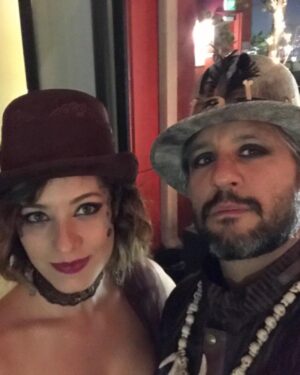 Bianca Muller Instagram - Quem me conhece sabe que detesto datas comercias, porém amo o Amor e amo amar! 
Celebrar o amor sempre vale a pena. 
Eu acredito no amor-verbo. 
Pois amor é ação, decisão, escolha, atividade.
Sou uma dedicada ao exercício do amar, a todo esse ensino que me amplia de dentro pra fora. Que me provoca em lugares deliciosos e também pavorosos. Sou muito grata ao meu parceiro do amor e do amar @_fernando_camargo  por ter escolhido essa travessia comigo e consigo. Somos maiores e melhores pela escolha diária em amar tentando desconstruir a idealização do amor. Amar a realidade do outro e de nós mesmo a medida que vamos desbravando o desconhecido.
Te amo!
