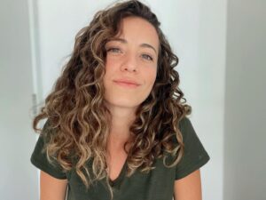 Bianca Muller Instagram - Sexta feira. 
Muitas faces e caretas. 
Nenhum sentido. 
Miopia e astigmatismo emocional. O coração é um músculo. 
Bora fortalecer. 
Sentindo. 
Sentir. 
Já é quase primavera. 
Semente.
Será que floresço também?!