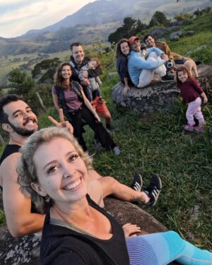 Bianca Muller Instagram - Hoje completo 33 anos!

Faz tempo que desejo celebrar meu aniversário em meio à Natureza, no silêncio. Nunca me dei esse presente. Sempre preferi fazer festa, juntar amigos.
Mas dessa vez foi diferente. Me permiti ter um tempo só pra mim. Recolhimento e cura. 
Gratidão em especial ao meu companheiro de jornada @_fernando_camargo pela surpresa linda!!!
Tudo que eu mais amo em um único lugar: minha família, Natureza, cachoeira, culinária vegetariana e conhecer novas pessoas super legais.
É sobre isso!!!
Que venham meus 33 agora com mais potência e sabedoria.
E muita arte, muito trabalho, muita saúde e paciência… muita paciência!!!!

Se eu puder pedir um presente à vocês, meus queridos seguidores, peço que hoje sejam especialmente gentis com todos a sua volta. Elogiem um desconhecido. Segunda-feira sem carne. E separem e reciclem seu lixo! Ah… e bebam água!!!!

Um beijo e um chêro no coração de cada um ❤️🙏🏻🦋🍃💥