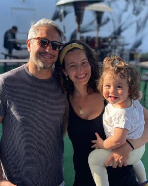 Bianca Muller Instagram - Quem me conhece sabe que detesto datas comercias, porém amo o Amor e amo amar! 
Celebrar o amor sempre vale a pena. 
Eu acredito no amor-verbo. 
Pois amor é ação, decisão, escolha, atividade.
Sou uma dedicada ao exercício do amar, a todo esse ensino que me amplia de dentro pra fora. Que me provoca em lugares deliciosos e também pavorosos. Sou muito grata ao meu parceiro do amor e do amar @_fernando_camargo  por ter escolhido essa travessia comigo e consigo. Somos maiores e melhores pela escolha diária em amar tentando desconstruir a idealização do amor. Amar a realidade do outro e de nós mesmo a medida que vamos desbravando o desconhecido.
Te amo!