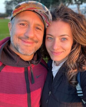 Bianca Muller Instagram - Hoje é seu dia! Obrigada por tanto. Fazem 5 anos que compartilho minha jornada de vida ao seu lado e posso dizer que foram os anos mais intensos e cheios de aprendizado. E que bom, porque eu amo isso. Amo a forma como me sinto quando estou com você. Amo a família que construímos e a entrega que temos nesse propósito. Te desejo as melhores coisas desse mundo sempre! Seu sorriso é nosso sorriso. Sua alegria nos contagia. Que todos os dias você escolha caminhos que te tragam satisfação, saúde, prosperidade, aprendizados, força, coragem e esperança. Estaremos aqui do seu lado aplaudindo suas conquistas e te acolhendo nas dificuldades. Que seu novo ano seja uma REVOLUÇÃO ❤️
Feliz Novo Ano, meu amor!
Te Amamos, 
Bi, Nina e Maia 👨‍👩‍👧🐶