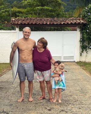 Bianca Muller Instagram - Hoje é seu dia! Obrigada por tanto. Fazem 5 anos que compartilho minha jornada de vida ao seu lado e posso dizer que foram os anos mais intensos e cheios de aprendizado. E que bom, porque eu amo isso. Amo a forma como me sinto quando estou com você. Amo a família que construímos e a entrega que temos nesse propósito. Te desejo as melhores coisas desse mundo sempre! Seu sorriso é nosso sorriso. Sua alegria nos contagia. Que todos os dias você escolha caminhos que te tragam satisfação, saúde, prosperidade, aprendizados, força, coragem e esperança. Estaremos aqui do seu lado aplaudindo suas conquistas e te acolhendo nas dificuldades. Que seu novo ano seja uma REVOLUÇÃO ❤️
Feliz Novo Ano, meu amor!
Te Amamos, 
Bi, Nina e Maia 👨‍👩‍👧🐶