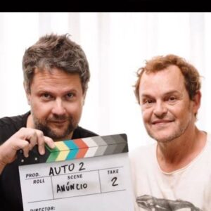 Bianca Muller Instagram - Hoje vi um post do @seltonmello falando sobre o início dos ensaios de “O Auto da Compadecida 2”.
Meu coração foi inundado de alegria e nostalgia. Passou literalmente um filme na minha cabeça.
Eu tinha 10 anos quando vi O Auto da Compadecida. Eu já fazia teatro na escola nessa época. Aquele teatrinho inocente, como quem não quer nada. Mas fui arrebatada quando vi esse filme. Uma semente se plantou no fundo de minha mente. Algo começou a ser alimentado naquele instante. De longe, O Auto da Compadecida é o filme que mais vi na vida. Sei as falas de cor, como imagino que a maioria de vocês também. Grande Suassuna!!! 
Me lembro que ao assistir a obra eu fiquei obcecada por trabalhar com @seltonmello. Ele virou meu maior e único ídolo. Àquele no qual eu sonhava em trabalhar junto. 
12 anos depois, meu sonho se realizava. Agradeço todos os dias por esse presente que a vida me deu! @seriesessaodeterapia Foi o início de algo que me é imensurável e indescritível.
Eu amo meu Brasil! Amo minha profissão. Amo nossa cultura. 
Que a Compadecida abençoe, guie e ilumine os passos de todos os envolvidos nesse projeto pra fazer nosso coração continuar pulsando brasilidade e alegria! Já tô pronta pra chorar indo aos cinemas apreciar essa preciosidade! ❤️