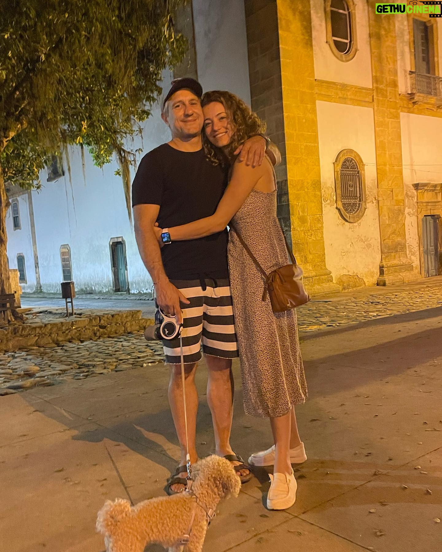 Bianca Muller - 293 Likes - Hoje é seu dia! Obrigada por tanto. Fazem 5 anos que compartilho minha jornada de vida ao seu lado e posso dizer que foram os anos mais intensos e cheios de aprendizado. E que bom, porque eu amo isso. Amo a forma como me sinto quando estou com você. Amo a família que construímos e a entrega que temos nesse propósito. Te desejo as melhores coisas desse mundo sempre! Seu sorriso é nosso sorriso. Sua alegria nos contagia. Que todos os dias você escolha caminhos que te tragam satisfação, saúde, prosperidade, aprendizados, força, coragem e esperança. Estaremos aqui do seu lado aplaudindo suas conquistas e te acolhendo nas dificuldades. Que seu novo ano seja uma REVOLUÇÃO ❤️
Feliz Novo Ano, meu amor!
Te Amamos,
Bi, Nina e Maia 👨👩👧🐶