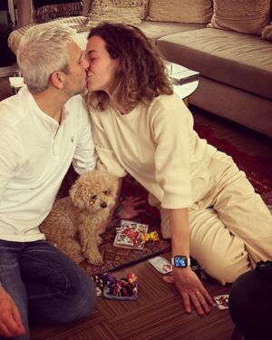 Bianca Muller Instagram - Hoje é seu dia! Obrigada por tanto. Fazem 5 anos que compartilho minha jornada de vida ao seu lado e posso dizer que foram os anos mais intensos e cheios de aprendizado. E que bom, porque eu amo isso. Amo a forma como me sinto quando estou com você. Amo a família que construímos e a entrega que temos nesse propósito. Te desejo as melhores coisas desse mundo sempre! Seu sorriso é nosso sorriso. Sua alegria nos contagia. Que todos os dias você escolha caminhos que te tragam satisfação, saúde, prosperidade, aprendizados, força, coragem e esperança. Estaremos aqui do seu lado aplaudindo suas conquistas e te acolhendo nas dificuldades. Que seu novo ano seja uma REVOLUÇÃO ❤️
Feliz Novo Ano, meu amor!
Te Amamos, 
Bi, Nina e Maia 👨‍👩‍👧🐶