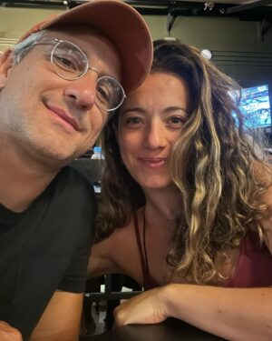 Bianca Muller Instagram - Hoje é seu dia! Obrigada por tanto. Fazem 5 anos que compartilho minha jornada de vida ao seu lado e posso dizer que foram os anos mais intensos e cheios de aprendizado. E que bom, porque eu amo isso. Amo a forma como me sinto quando estou com você. Amo a família que construímos e a entrega que temos nesse propósito. Te desejo as melhores coisas desse mundo sempre! Seu sorriso é nosso sorriso. Sua alegria nos contagia. Que todos os dias você escolha caminhos que te tragam satisfação, saúde, prosperidade, aprendizados, força, coragem e esperança. Estaremos aqui do seu lado aplaudindo suas conquistas e te acolhendo nas dificuldades. Que seu novo ano seja uma REVOLUÇÃO ❤️
Feliz Novo Ano, meu amor!
Te Amamos, 
Bi, Nina e Maia 👨‍👩‍👧🐶