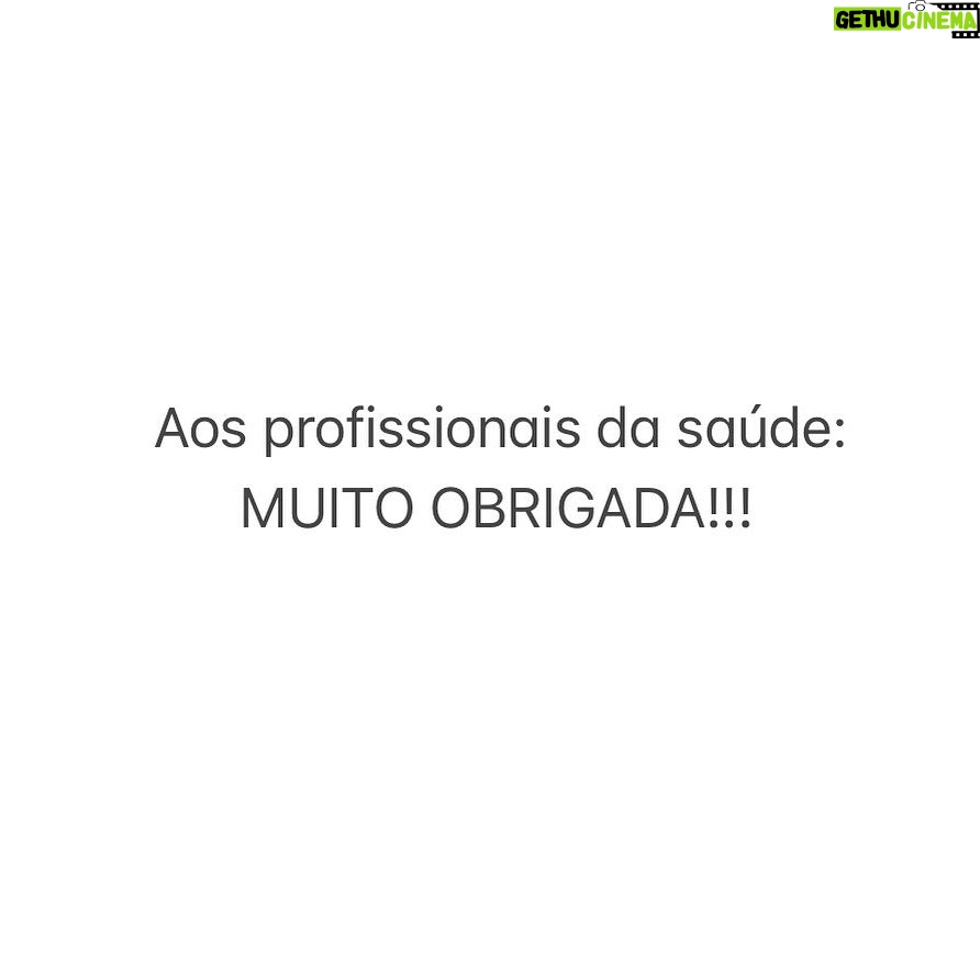 Bianca Muller - 425 Likes - Acabou. Estamos em casa🙏🏻
7 dias com a filha internada por conta de pneumonia bacteriana somada ao vírus VSR e atelectasia. Chegou no hospital com 39,8 de febre. Saturação baixa. Foram 5 dias e 6 noites com máscaras de oxigênio. Anestesia geral pra passar cateter. Noites sem dormir direito. Preocupação que tira a gente do chão, do eixo, do centro. Acho que só quem tem filho entende um pouco o que tô falando. Quando a saúde ou integridade física dos nossos filhos é ameaçada de alguma forma, é como se arrancassem um pedaço do nosso coração com os dentes. Depois que passa o susto, que a gente vê os pequenos se recuperando, com energia, se alimentando e querendo brincar, é como se nós recebêssemos a máscara de oxigênio!
Meu primeiro agradecimento vai pra Deus que deve ter ficado “surdo de tanto que falamos na orelha Dele”!
Agradeço ao @_fernando_camargo meu marido, companheiro, pai da minha filha por estar aqui junto a cada segundo, 24 horas por dia, sendo parceria sem tirar nem pôr.
Agradecimento aos familiares e amigos pelas mensagens suporte e orações.
E principalmente agradeço imensamente a equipe de profissionais da saúde que nos acompanharam nessa saga! Vocês foram incansáveis, afetuosas, cuidadosas e empáticas.
Foram muitos profissionais e não lembro o nome de todas. Mas quero deixar os agradecimentos especiais a doutora Juliana, as fisioterapeutas Ana Paula e Andressa, as técnicas de enfermagem Lília, Vanessa, Adriana, Kédima e Edna. Às enfermeira Francisca, Erica e Priscila. Ao enfermeiro Paulo. E as responsáveis pela limpeza, Graça e Cristiane.
Chuva de bençãos à todas essas heroínas!