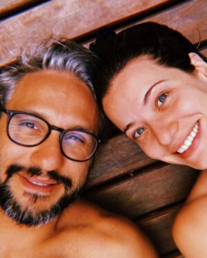 Bianca Muller Instagram - Quem me conhece sabe que detesto datas comercias, porém amo o Amor e amo amar! 
Celebrar o amor sempre vale a pena. 
Eu acredito no amor-verbo. 
Pois amor é ação, decisão, escolha, atividade.
Sou uma dedicada ao exercício do amar, a todo esse ensino que me amplia de dentro pra fora. Que me provoca em lugares deliciosos e também pavorosos. Sou muito grata ao meu parceiro do amor e do amar @_fernando_camargo  por ter escolhido essa travessia comigo e consigo. Somos maiores e melhores pela escolha diária em amar tentando desconstruir a idealização do amor. Amar a realidade do outro e de nós mesmo a medida que vamos desbravando o desconhecido.
Te amo!