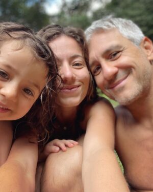Bianca Muller Instagram - Hoje completo 33 anos!

Faz tempo que desejo celebrar meu aniversário em meio à Natureza, no silêncio. Nunca me dei esse presente. Sempre preferi fazer festa, juntar amigos.
Mas dessa vez foi diferente. Me permiti ter um tempo só pra mim. Recolhimento e cura. 
Gratidão em especial ao meu companheiro de jornada @_fernando_camargo pela surpresa linda!!!
Tudo que eu mais amo em um único lugar: minha família, Natureza, cachoeira, culinária vegetariana e conhecer novas pessoas super legais.
É sobre isso!!!
Que venham meus 33 agora com mais potência e sabedoria.
E muita arte, muito trabalho, muita saúde e paciência… muita paciência!!!!

Se eu puder pedir um presente à vocês, meus queridos seguidores, peço que hoje sejam especialmente gentis com todos a sua volta. Elogiem um desconhecido. Segunda-feira sem carne. E separem e reciclem seu lixo! Ah… e bebam água!!!!

Um beijo e um chêro no coração de cada um ❤️🙏🏻🦋🍃💥