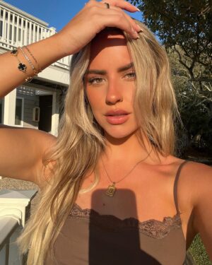 Bianca Pilon Instagram - My blonde has never been better 💛 utilisez le code "bianca15" avec @hairbysabryna pour épargner
