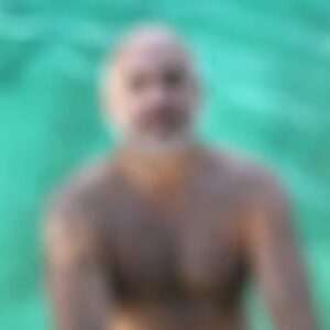 Bicho Gómez Instagram - Te regalo este minuto para que me admires me disfrutes te relajes estoy en una playa del caribe desnudo a mi lado un cubano musculoso desnudó también y @vero_pecollo 
gritándome bicho ponete la zunga que estás pasando vergüenza!!!
