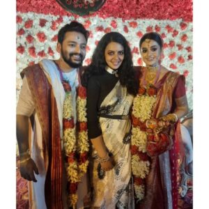 Bidita Bag Instagram - দর্শনার বিয়েতে বাগদেবীর সাজ! 🥰
Mobile photos: @pujakulay😘
Saree: Senior Bagdevi... Lipi Bag

#weddingdiaries #bengaliwedding #biditabag #darshanabanik #darshanasaurav