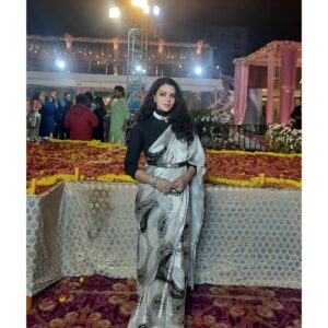 Bidita Bag Instagram - দর্শনার বিয়েতে বাগদেবীর সাজ! 🥰
Mobile photos: @pujakulay😘
Saree: Senior Bagdevi... Lipi Bag

#weddingdiaries #bengaliwedding #biditabag #darshanabanik #darshanasaurav