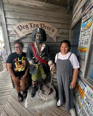 Big Moe Cason Instagram - A late lunch at the Pete’s on the beach with my daughters.🙌🏾🇺🇸🎯 @peglegpetes