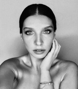 Bihter Delüv Instagram - Make up @cigdemakkus 
Hairstyle @ozlemkorkmaz38