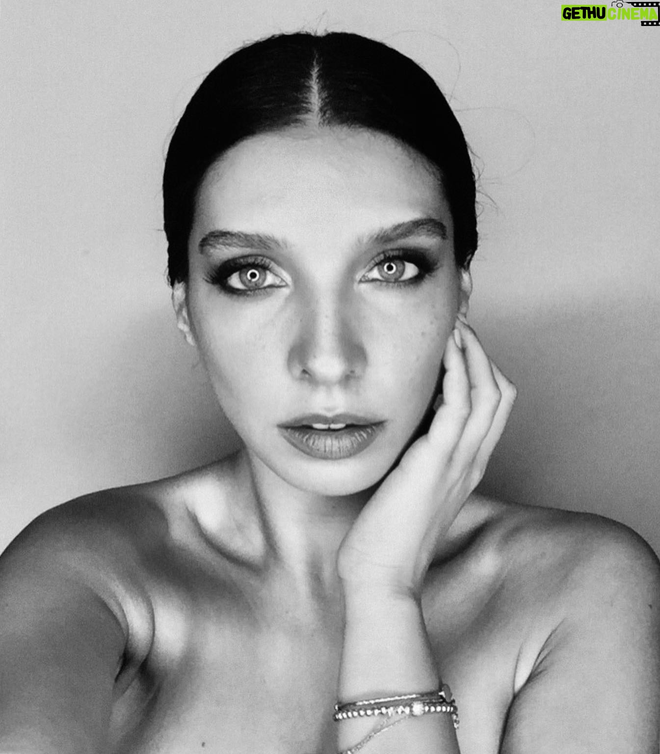 Bihter Delüv - 1.1K Likes - Make up @cigdemakkus
Hairstyle @ozlemkorkmaz38