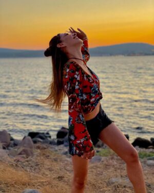 Bihter Delüv Instagram - Bi dileğim yok bu seneye dair başka.
Aşık olduğum her şey yaşamaya devam etsin bana yeter...

#hoşgeldinyeniyaşım 
#geçkalandoğumgünüpostum 
 ...