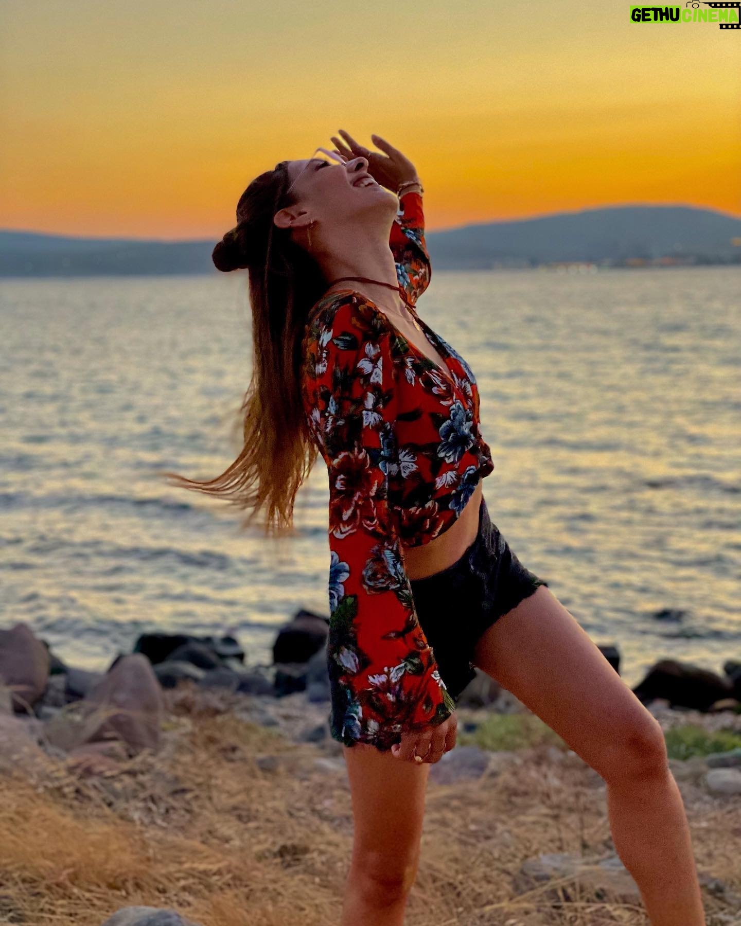 Bihter Delüv - 1K Likes - Bi dileğim yok bu seneye dair başka.
Aşık olduğum her şey yaşamaya devam etsin bana yeter...
#hoşgeldinyeniyaşım
#geçkalandoğumgünüpostum
...
